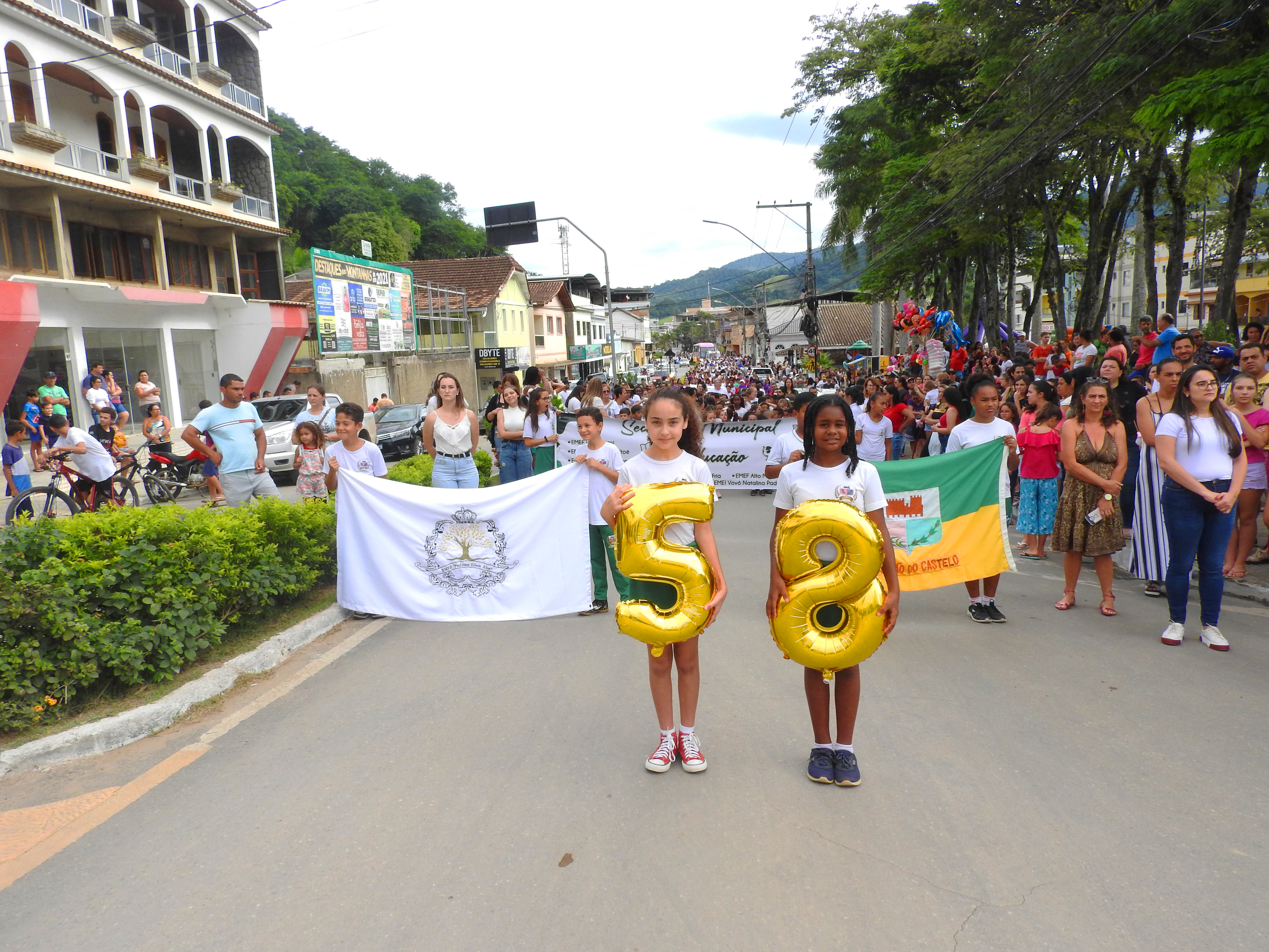 DESFILE CÍVICO-MILITAR MARCOU AS COMEMORAÇÕES DOS 58 ANOS DE EMANCIPAÇÃO POLÍTICA