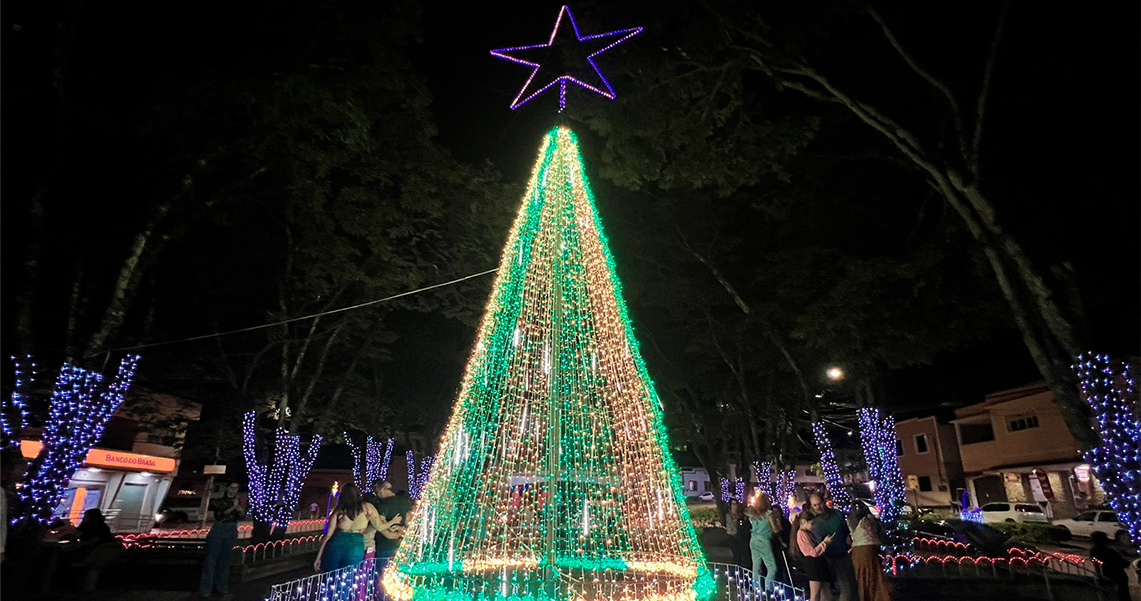 ABERTURA DO NATAL LUZ REÚNE FAMÍLIAS NA PRAÇA MATRIZ
