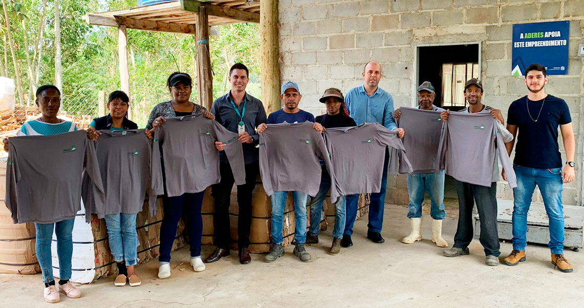 ASSOCIAÇÃO DOS CATADORES DE CONCEIÇÃO DO CASTELO É BENEFICIADA COM ENTREGA DE UNIFORMES