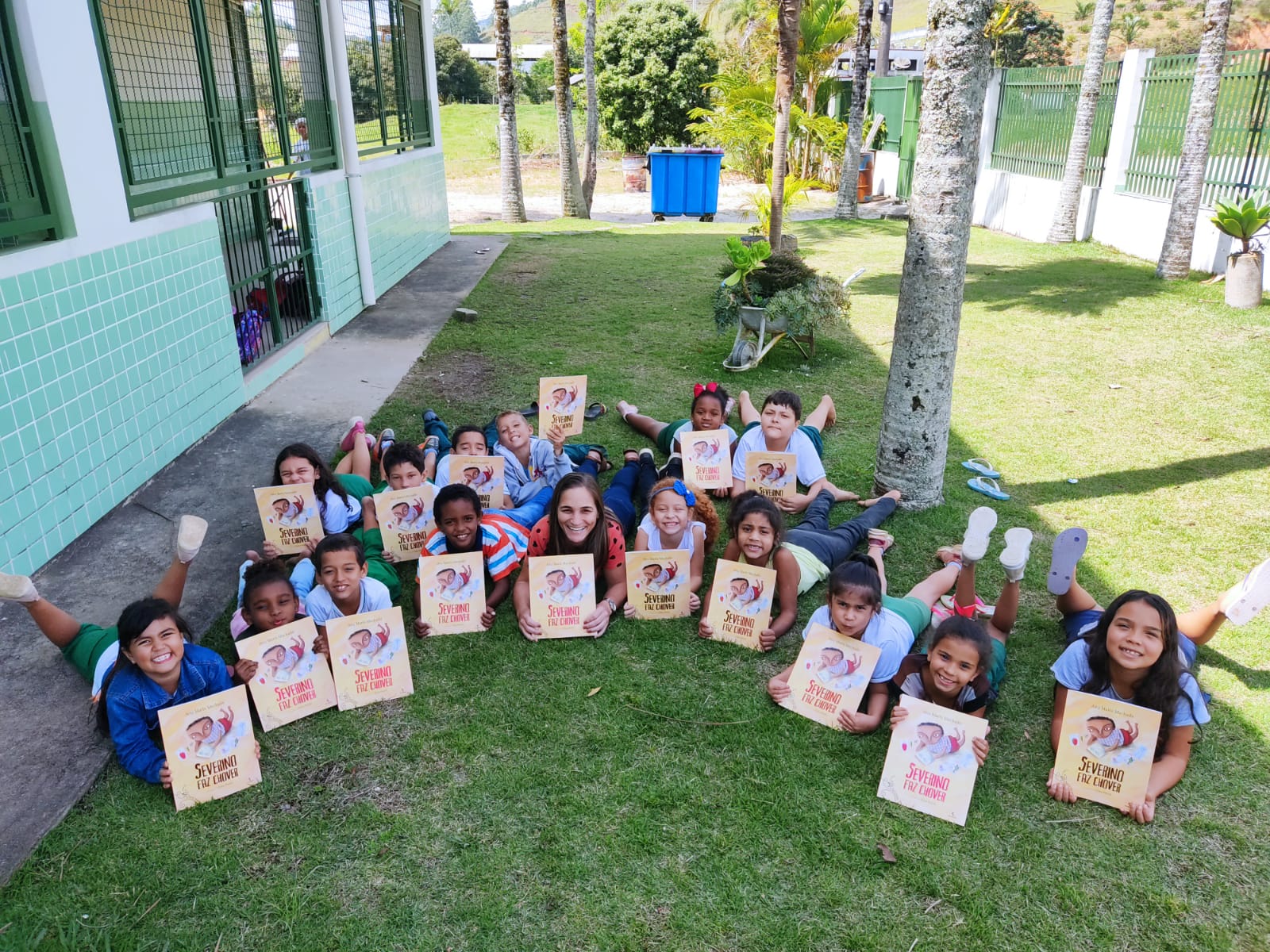 ESTUDANTES DA REDE MUNICIPAL RECEBEM LIVROS LITERÁRIOS