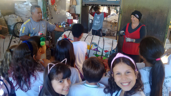 Alunos em visita na Associação de Catadores em Venda Nova do Imigrante.