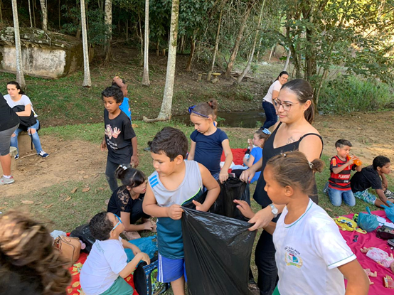 Alunos recolhendo lixo na Cachoeira dos Vargas.