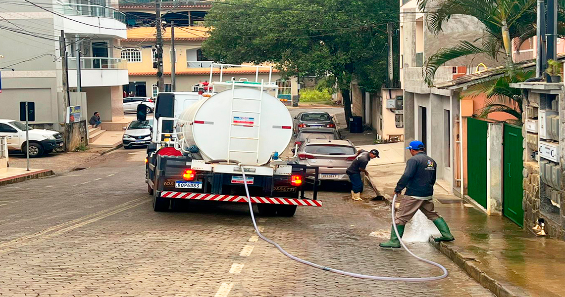 REFORÇO NA LIMPEZA DE RUAS E AVENIDAS DO CENTRO DA CIDADE