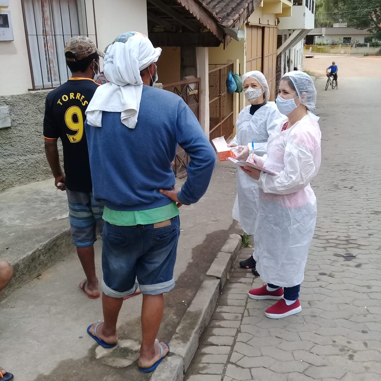 EQUIPE DE ASSISTÊNCIA SOCIAL REALIZA TRABALHO DE ABORDAGEM DE RUA
