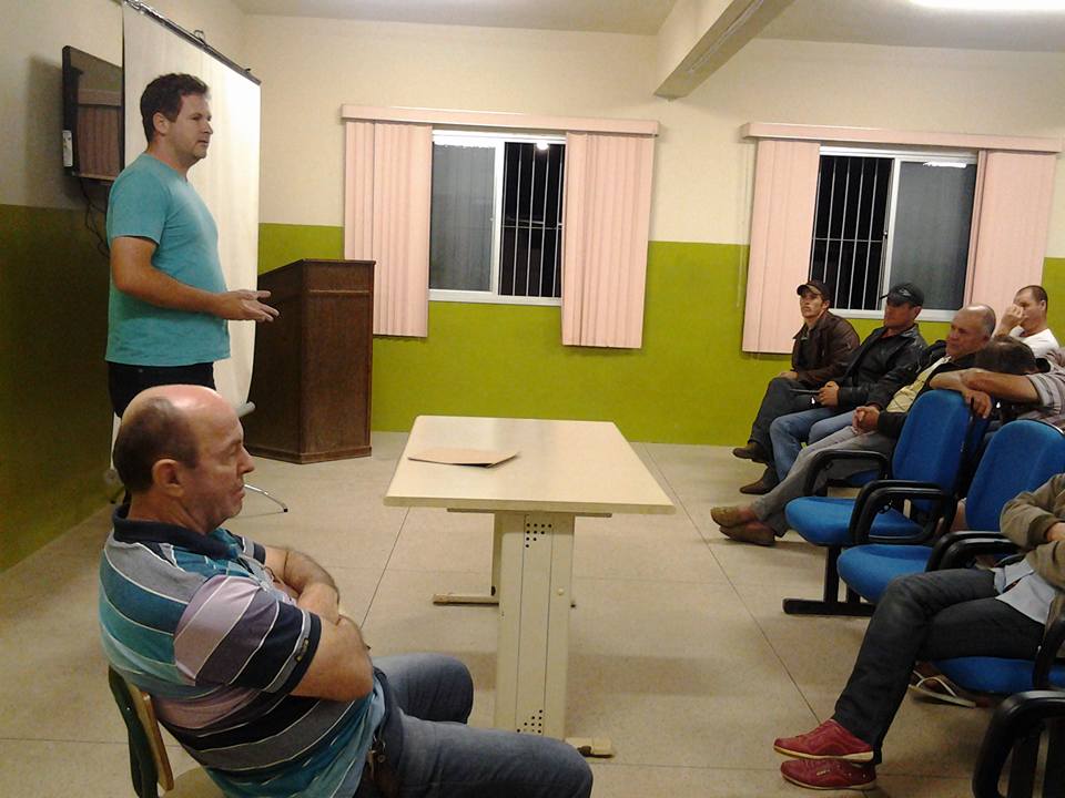 Secretaria Municipal de Agricultura e Meio Ambiente realizou reunião com os produtores de tangerina ponkan