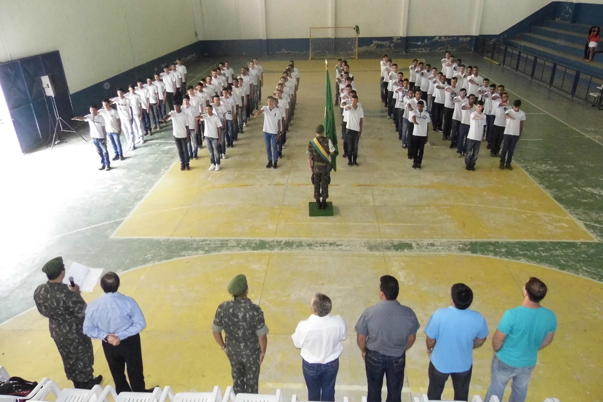 Jovens realizaram o Juramento da Bandeira em Conceição do Castelo nesta manhã de quinta-feira (10)