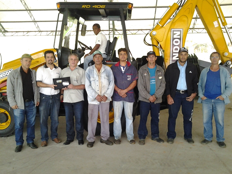 Prefeitura Municipal recebe entrega técnica da máquina retroescavadeira Randon