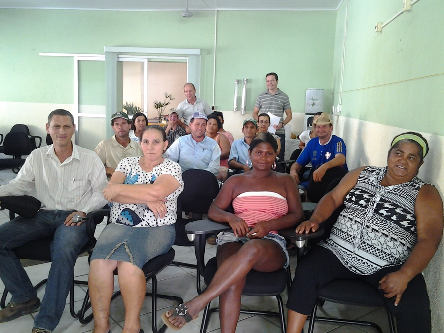 Catadores de resíduos sólidos e servidores varredores de ruas receberam palestra sobre limpeza e coleta seletiva