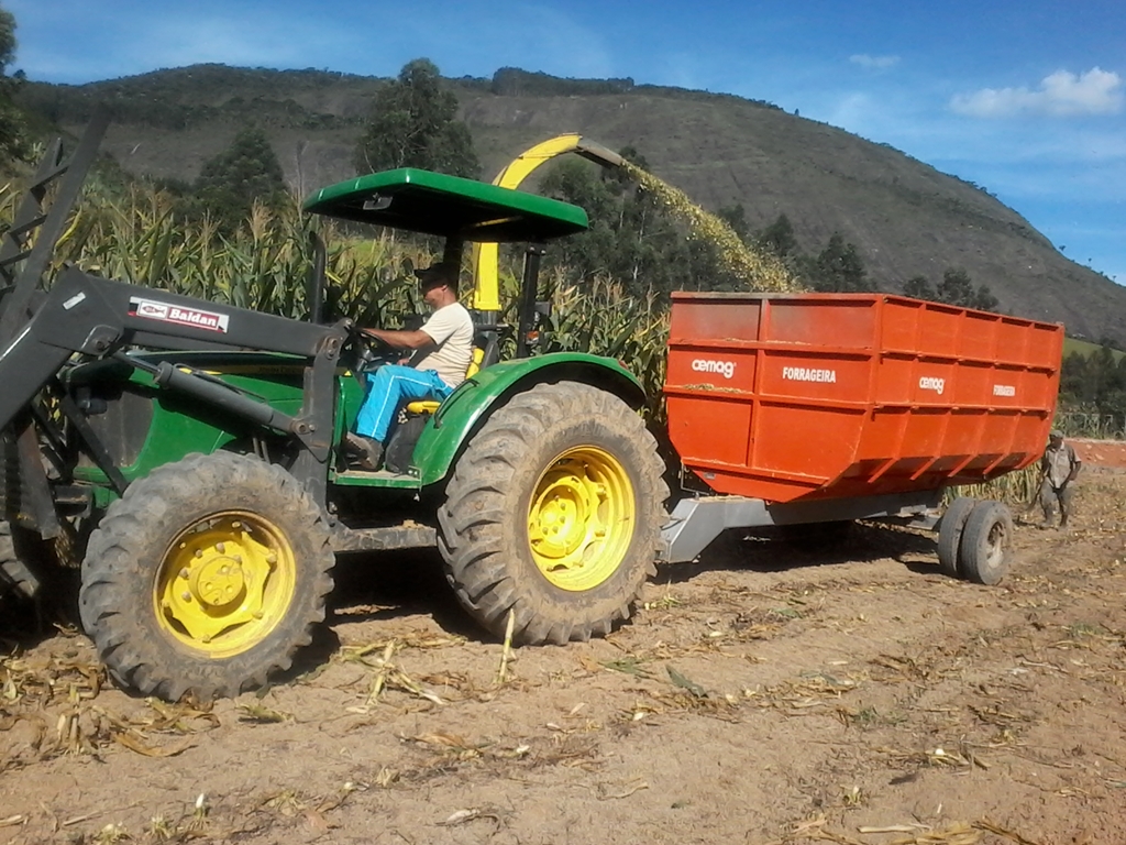 PRONAF realiza serviços de moagem de silos para produtores de Monforte Frio e Vargem Alegre
