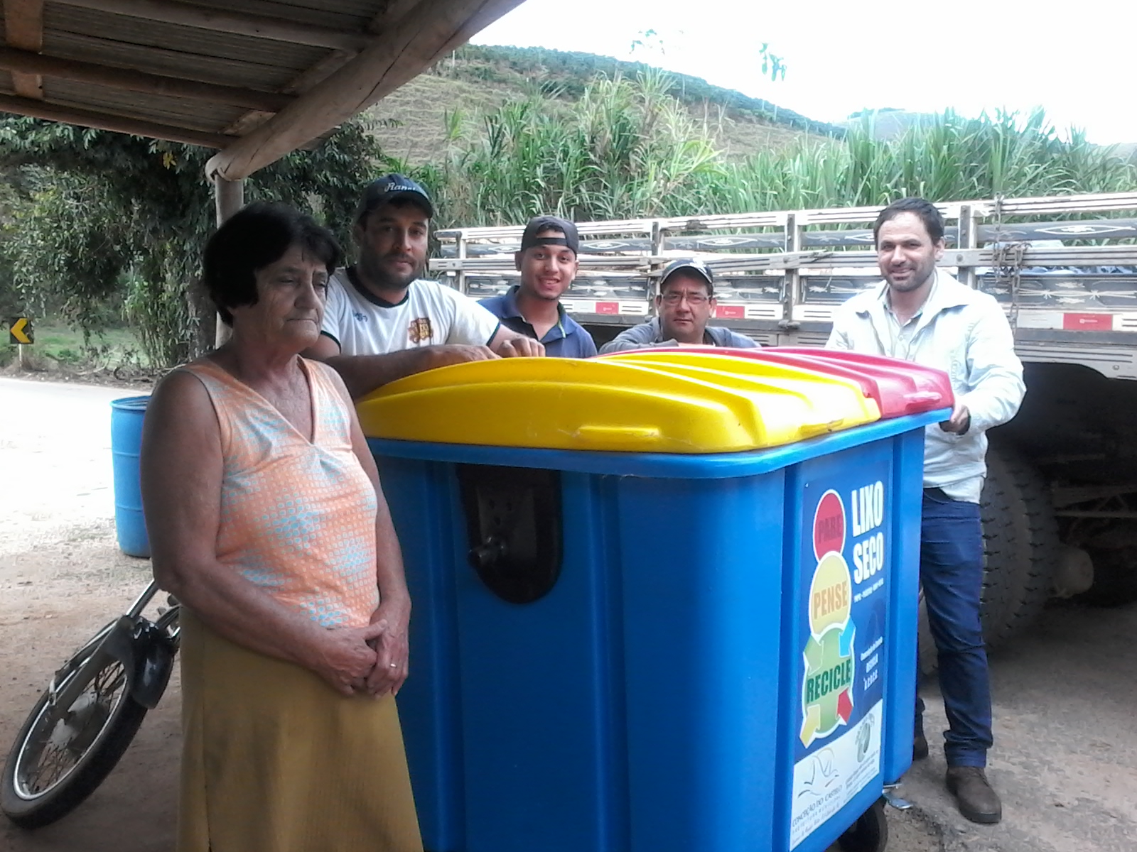 Comunidades rurais recebem entregas de PEVs pela Secretaria Municipal de Agricultura e Meio Ambiente