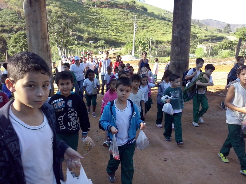 UMEF Elisa Paiva promove III Caminhada Ecológica em comemoração ao Dia do Meio Ambiente