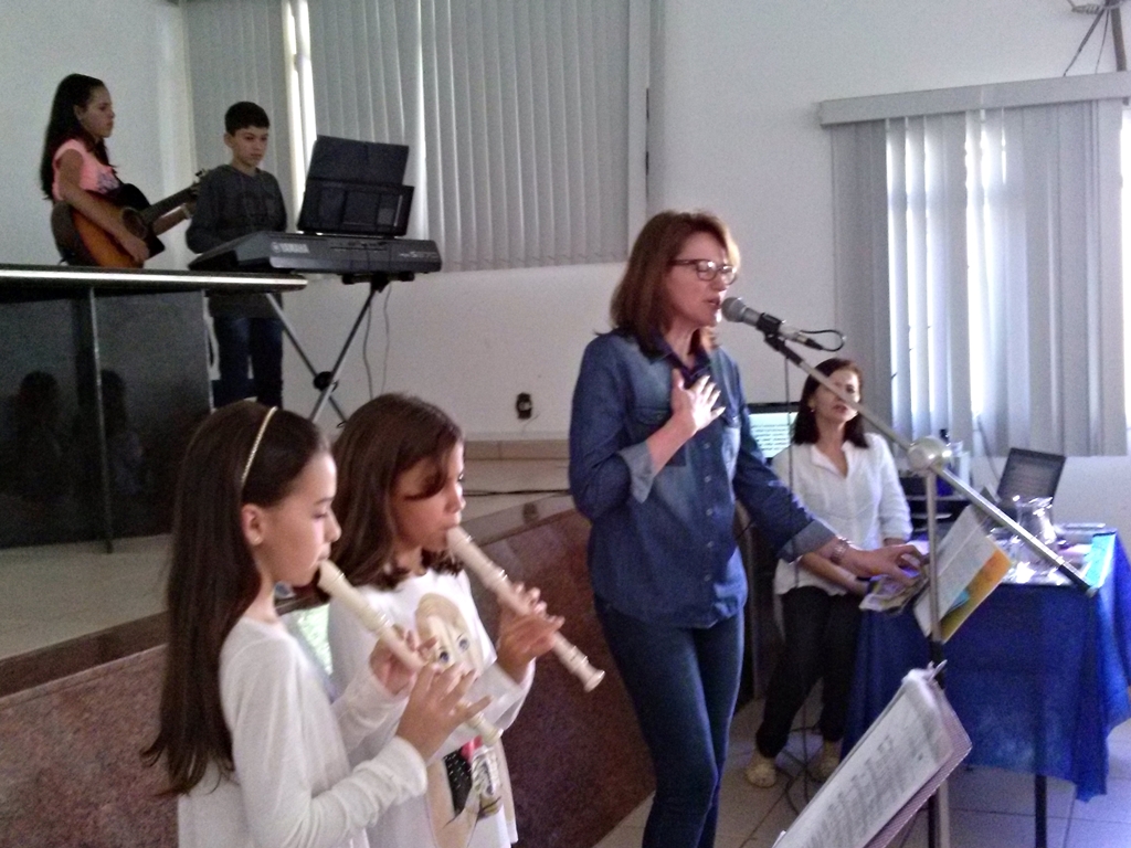 Professora conceiçoense ministra oficina de música no Comitê Regional de Alfabetização realizado em Afonso Cláudio nesta terça-feira, 03