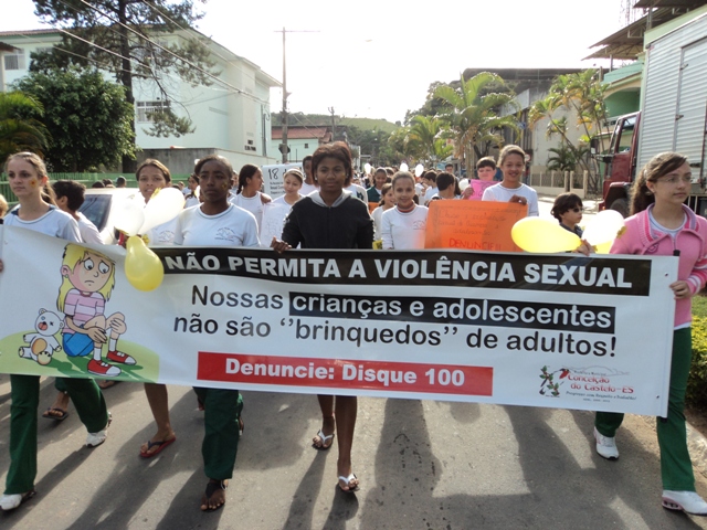 PROGRAMAS SOCIAIS E ESCOLAS DO MUNICÍPIO REALIZAM PASSEATA NO DIA NACIONAL DE COMBATE AO ABUSO E EXPLORAÇÃO SEXUAL CONTRA CRIANÇAS E ADOLESCENTES