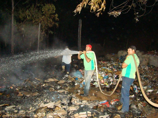 Bombeiros Voluntários controlam incêndio no depósito de lixo municipal
