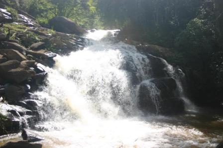 Cachoeira dos Vargas, aproximadamente 1,5 km da sede do município, em direção a comunidade do Ribeirão da Conceição