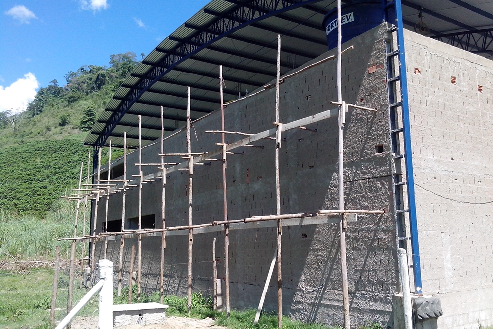 Obras em andamento da construção da Quadra Poliesportiva de Ribeirão de Santa Teresa