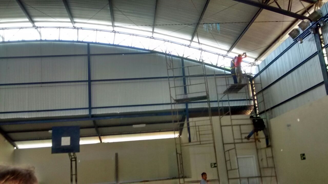 Secretaria de Obras realiza a implantação telas de proteção contra a invasão de pombos e pássaros para a Quadra Poliesportiva do Bairro Pedro Rigo