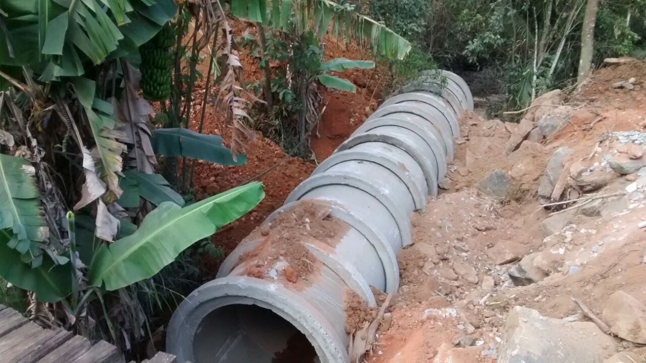 Prefeitura intensificou os serviços de construções de bueiros e beneficia produtores da região