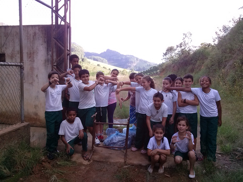 UMEF Mata Fria realiza coleta de lixo na escola com os alunos