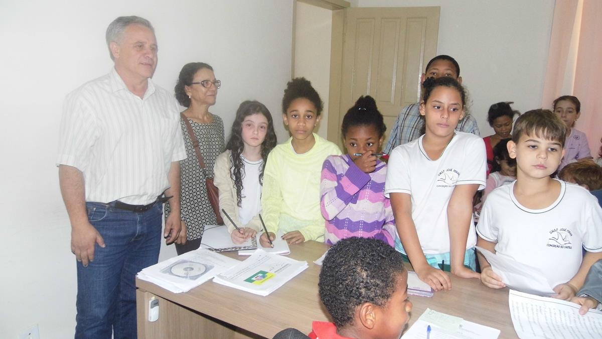Alunos da UMEF José Feriani visitaram a Prefeitura e a Câmara Municipal visando mais conhecimento da Emancipação Política de Conceição do Castelo