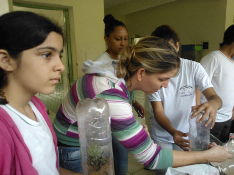 Alunos da UMEF Santo Antônio constroem terrário dentro da programação do Projeto do Meio Ambiente