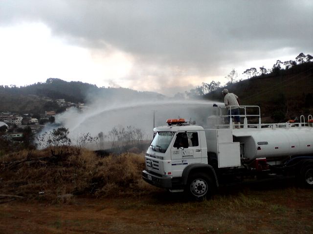 Bombeiros Voluntários combatem foco de incêndio 