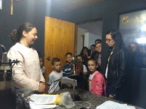 Alunos divulgam Projeto do Programa Agrinho na Rádio Comunitária