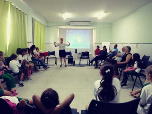 Professora convida familiares para roda de conversa sobre “Como fazíamos sem energia elétrica” dentro do Programa Agrinho