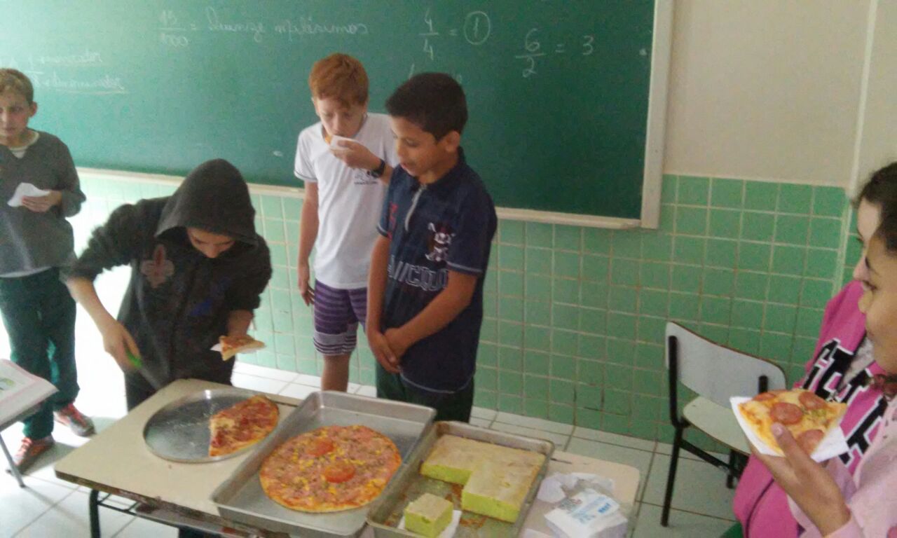 Professor de matemática ensinando em sala de aula