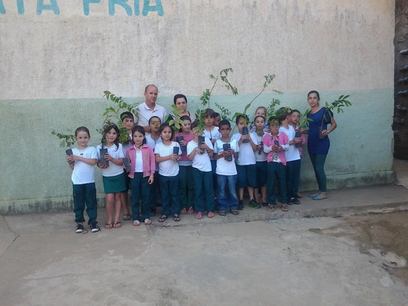 Escolas municipais recebem mudas nativas para ampliação dos projetos ao meio ambiente