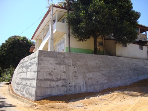 Construção de Muro de Arrimo em torno do Hospital Municipal está em fase de conclusão