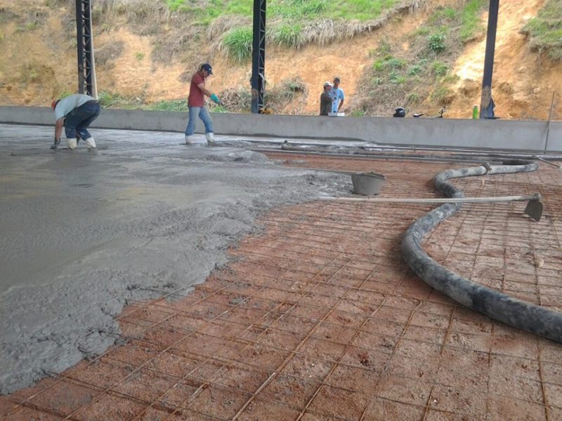 Quadra poliesportiva do Bairro Pedro Rigo recebe construção do piso de concreto armado
